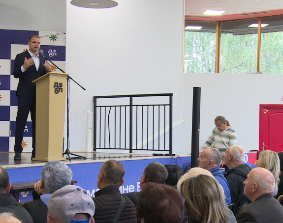Stanivuković uručio penzionerima kartice za javni prevoz