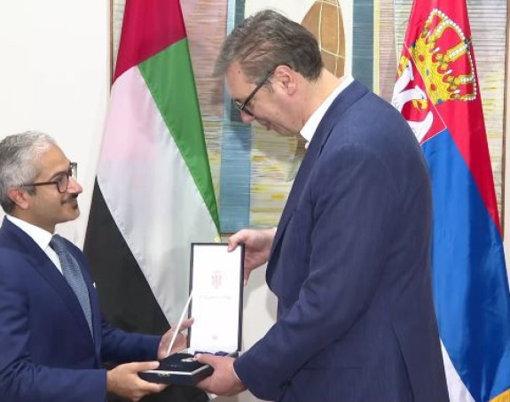 Vučić uručio odlikovanja predstavniku UAE
