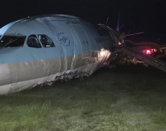 Avion se srušio u jezero, ljudi zarobljeni pod vodom