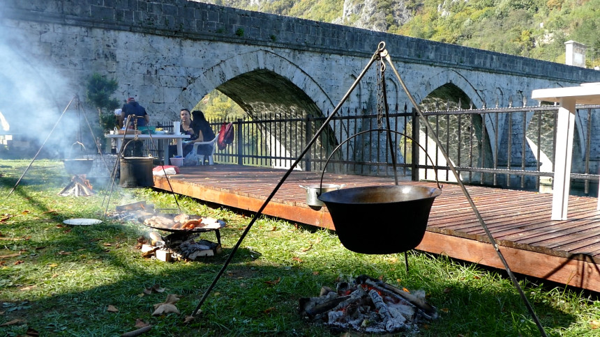 Ukusi drinske ribe i muzika pod svodovima Ćuprije