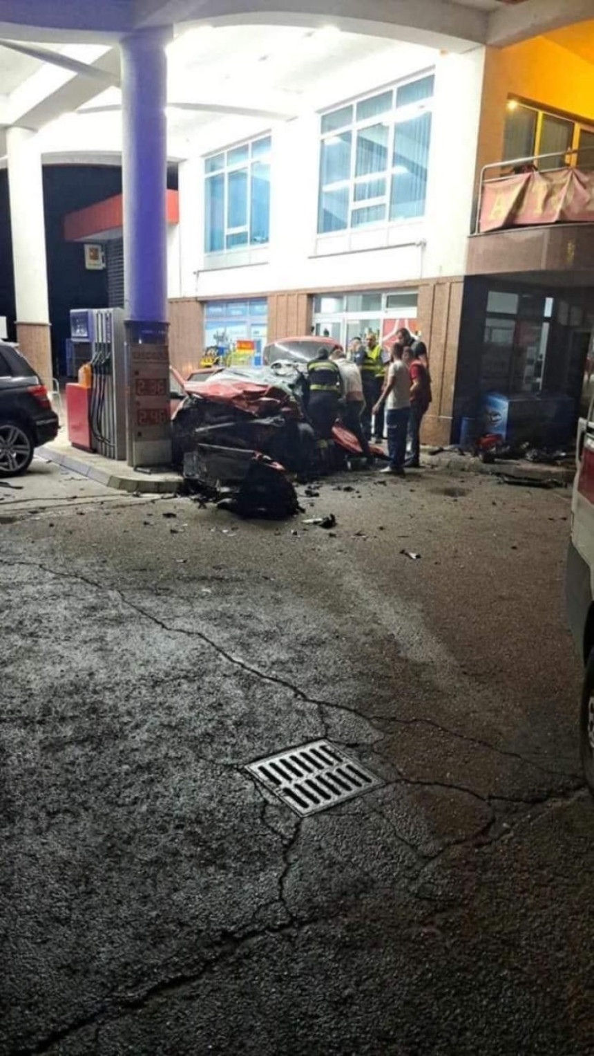 Stravičan udes: Vozilom se zabio u benzinsku pumpu