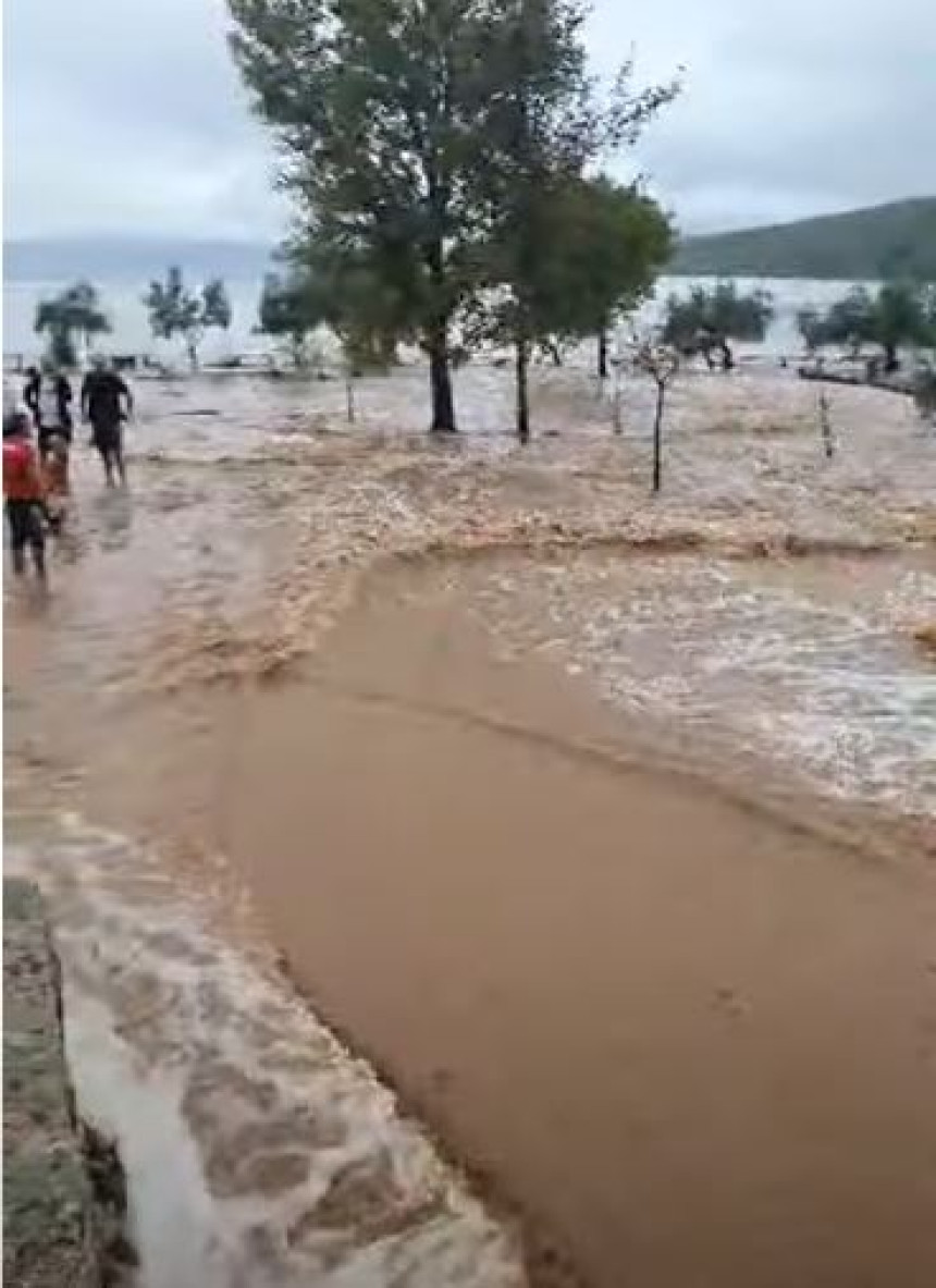 Jako nevrijeme u Hrvatskoj, bujica nosila sve