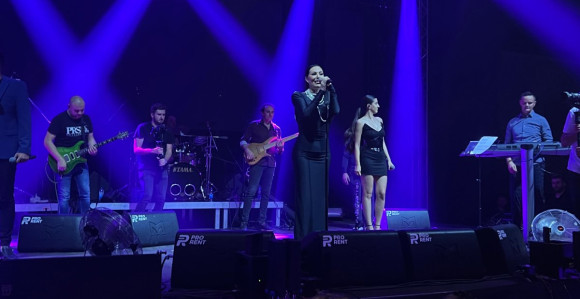 Gola leđa i biseri: Ceca u Zvorniku poslije 30 godina