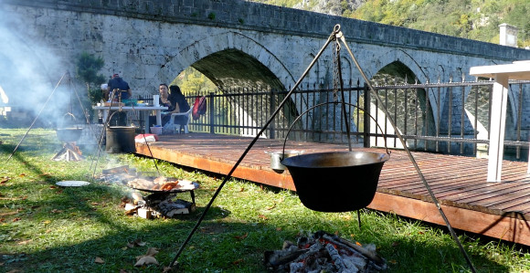 Ukusi drinske ribe i muzika pod svodovima Ćuprije