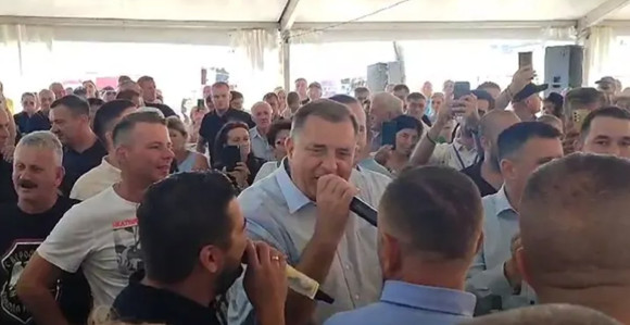 Функционери на страначким скуповима, умјесто на добро плаћеном послу