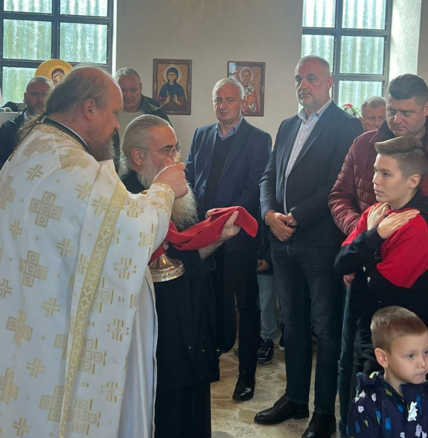 Srbi se okupljaju oko naše Srpske pravoslavne  crkve