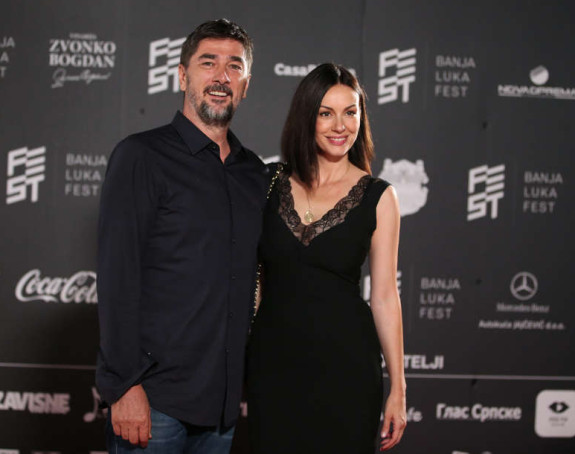 Познати пар ужива у викендици окруженој зеленилом