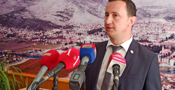 Skandal: Gradonačelnik Trebinja prepisao tuđi tekst u svoj magistarski rad (FOTO)