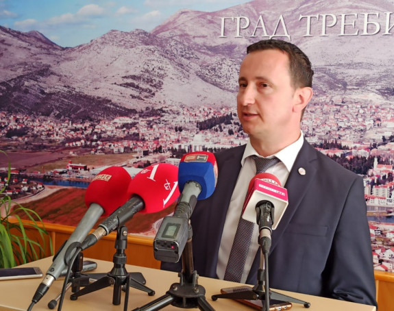 Skandal: Gradonačelnik Trebinja prepisao tuđi tekst u svoj magistarski rad (FOTO)