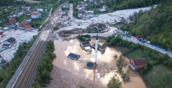 Mali heroji katastrofe u Jablanici: Ručice nose pretešku kantu