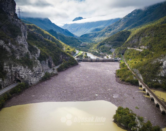 Јабланица: Гомиле отпада скупља се на бранама (ВИДЕО)