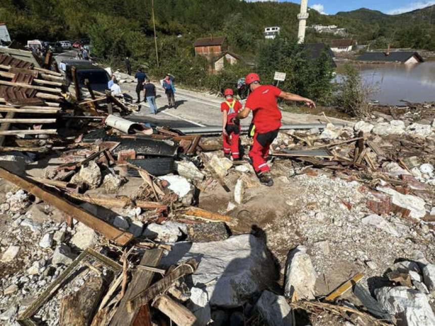 Spasilački timovi nastavljaju potragu za stradalim