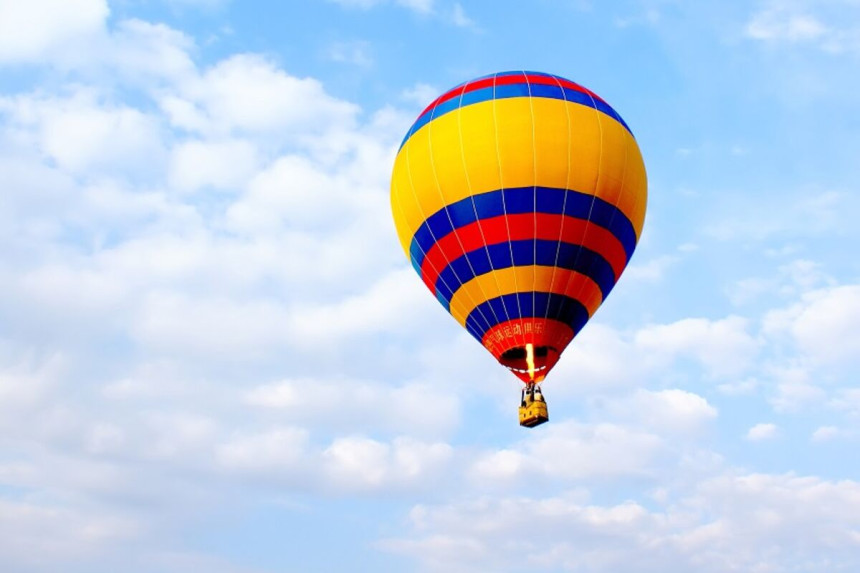 Balon na topao vazduh udario u toranj u Novom Meksiku i srušio ga