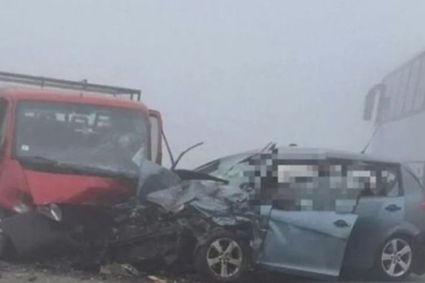 Више повријеђених у судару аутобуса и два возила