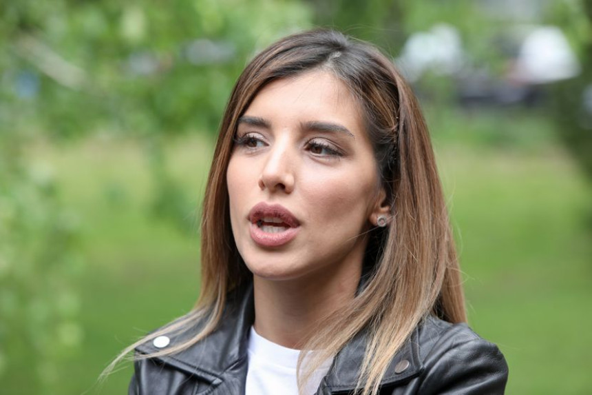 Halo policija - Jovana Pajić u okršaju sa ženom koja je vređala