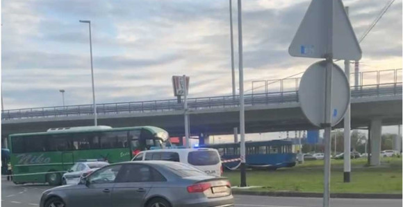 Sudar tramvaja i autobusa, jedna osoba poginula
