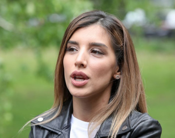 Halo policija - Jovana Pajić u okršaju sa ženom koja je vređala