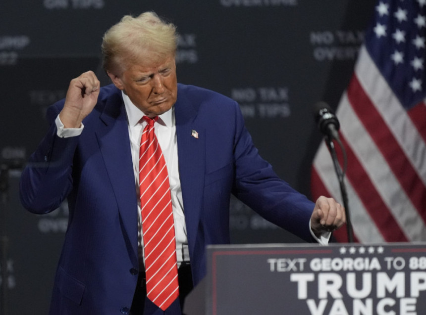 Трамп прекинуо скуп у Филаделфији, пуштао музику