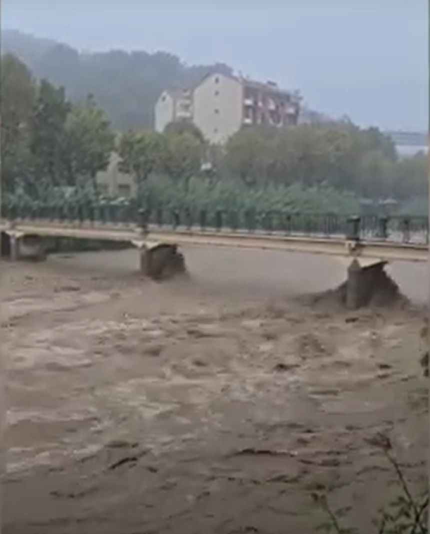 Italija: Poplavljeni putevi, automobili pod vodom (VIDEO)