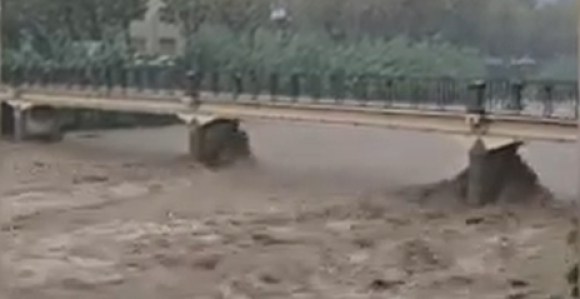 Italija: Poplavljeni putevi, automobili pod vodom (VIDEO)