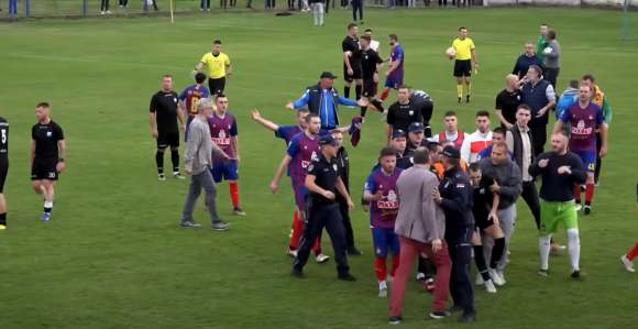 Masovna tuča igrača, ne zna se ko koga bije (VIDEO)