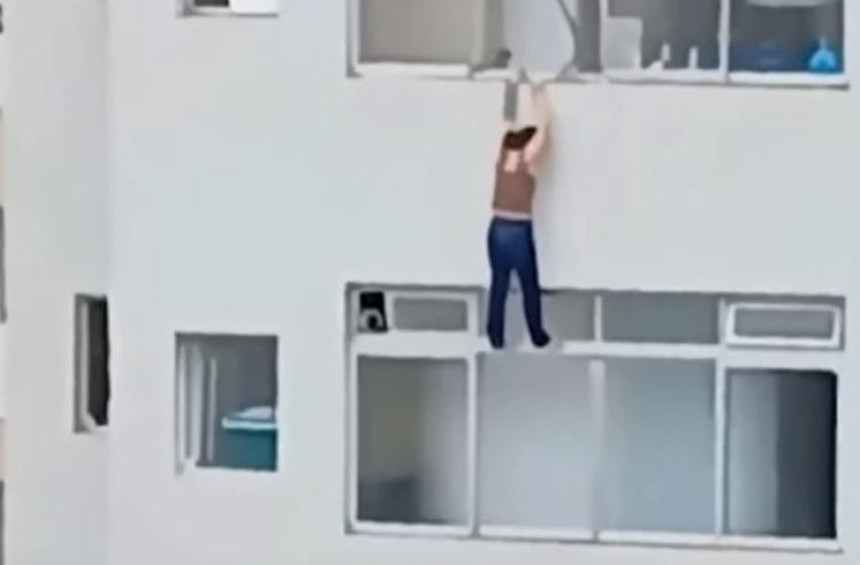 Ispala kroz prozor i visila sa 16. sprata (video)