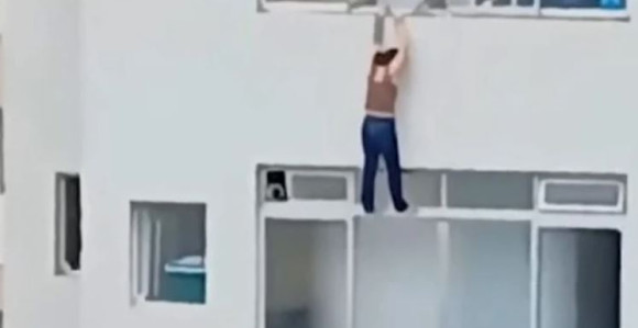 Ispala kroz prozor i visila sa 16. sprata (video)