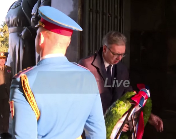 Вучић положио вијенац на споменик Незнаном јунаку