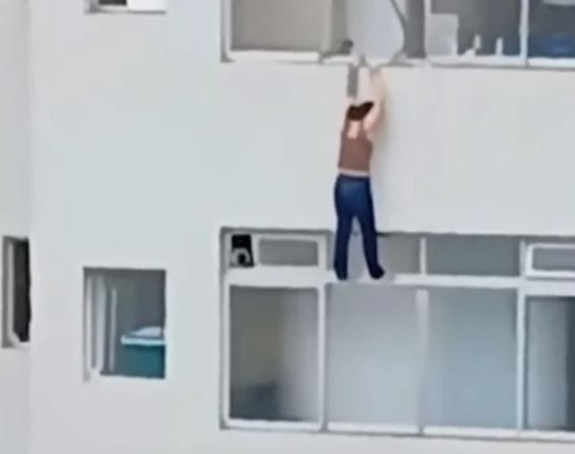 Ispala kroz prozor i visila sa 16. sprata (video)