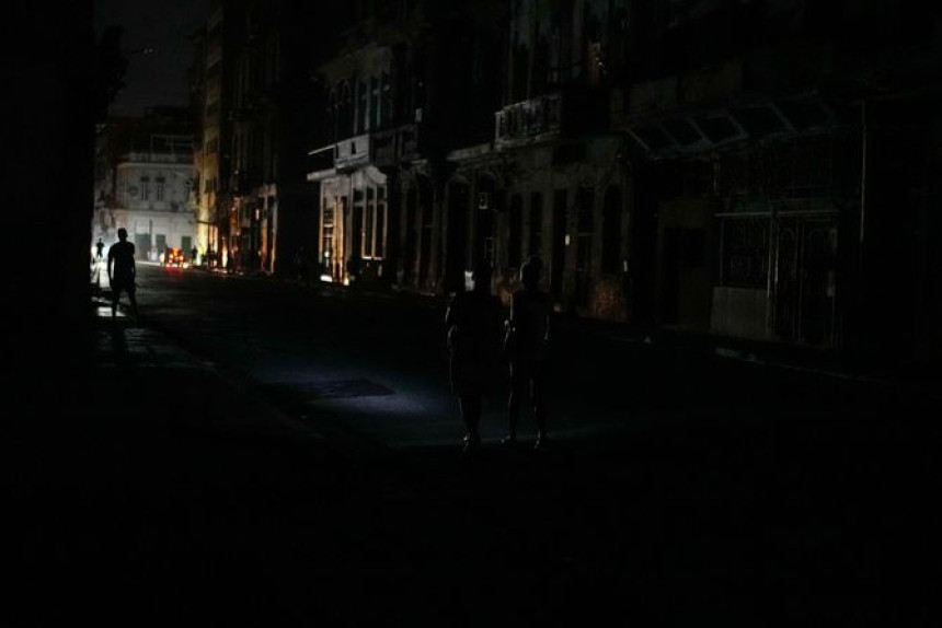 Милиони људи без струје на Куби, а пријети ураган