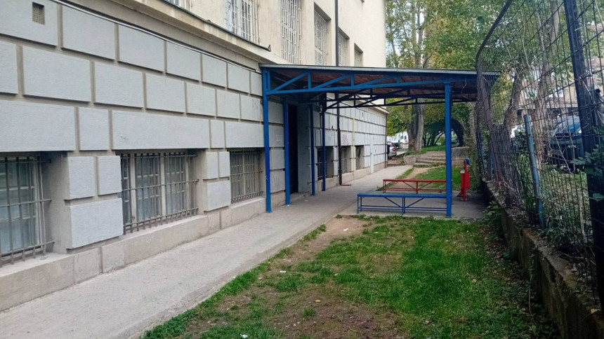 Затражен притвор за малољетника који је пуцао испред школе