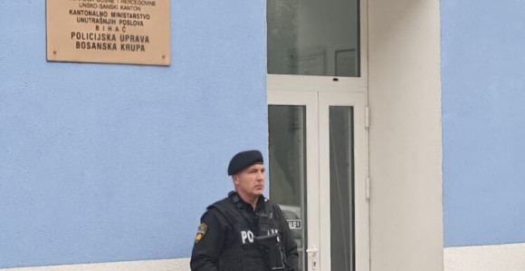 Maloljetnik policajca izbo tri puta, fatalan bio ubod u srce