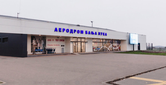 Pukla guma na avionu - Putnici satima čekaju let