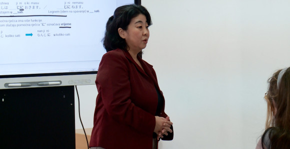Japanka udata u Derventu, djecu uči japanski jezik