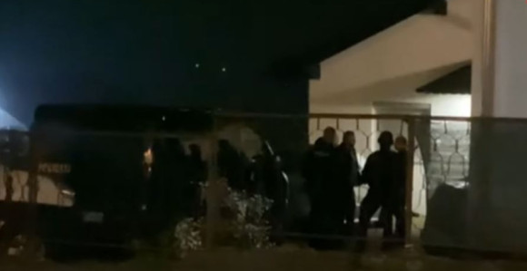 Specijalci s dugim cijevima pretresaju u Bosanskoj Krupi