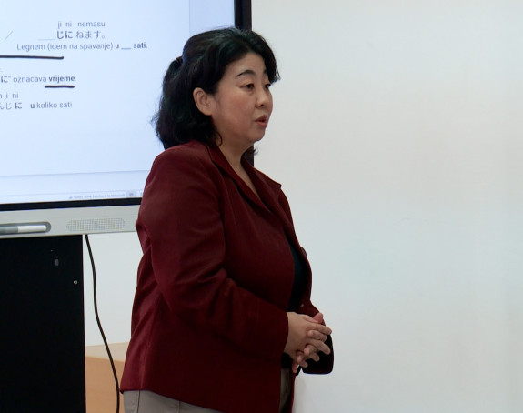 Japanka udata u Derventu, djecu uči japanski jezik