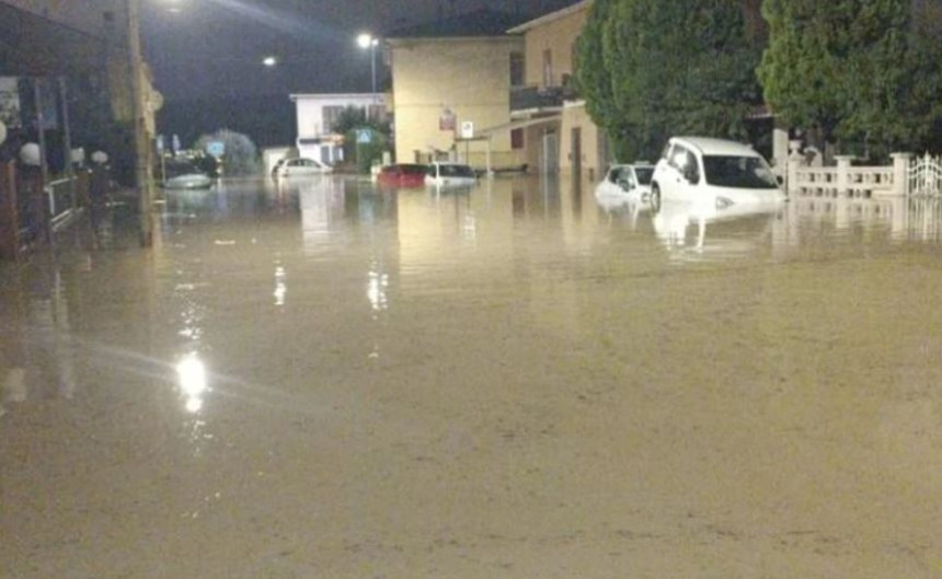 Jako nevrijeme pogodilo Italiju - bujica nosi vozila