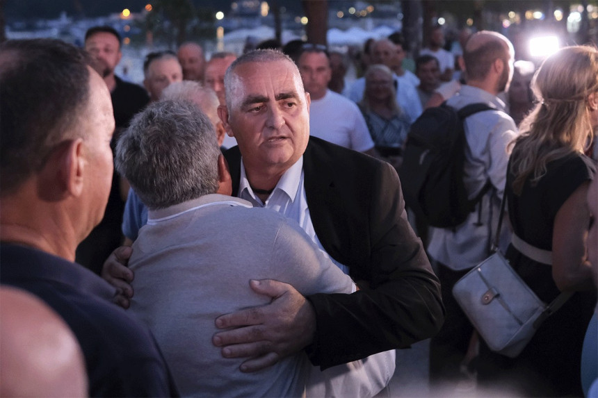 Grčkog poslanika gađali jajima i jogurtom