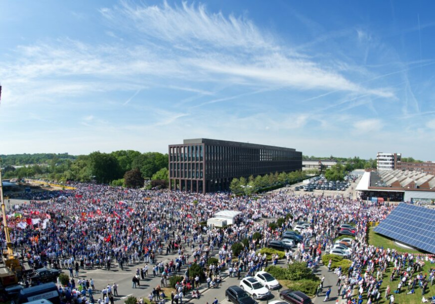 Hiljade radnika stupilo u štrajk, tražeći veće plate