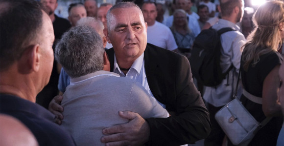 Grčkog poslanika gađali jajima i jogurtom