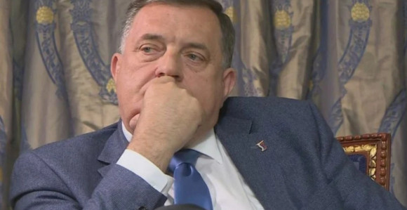 Kakve li su ga muke natjerale da u "gluvo" doba pred ponoć zakazuje vanredne sjednice?!