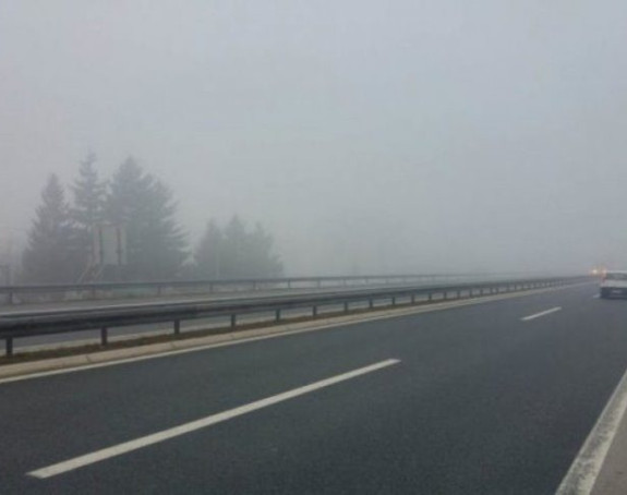 Смањена видљивост због мјестимично густе магле