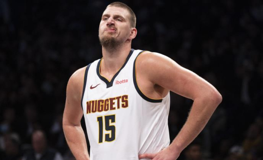 Drama u NBA: Nikola Jokić slomio kost košarkašu (VIDEO)