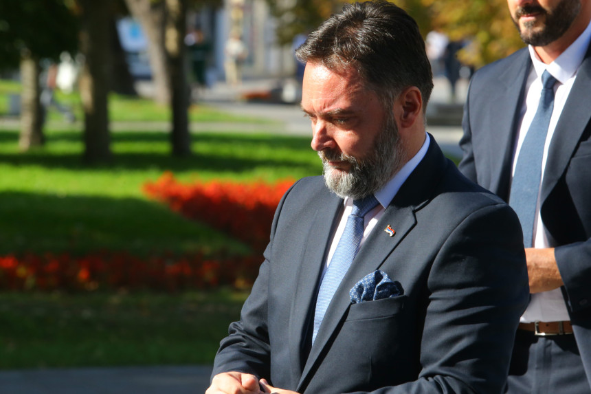 Nakon limuzina, Košarcu stigla još tri automobila