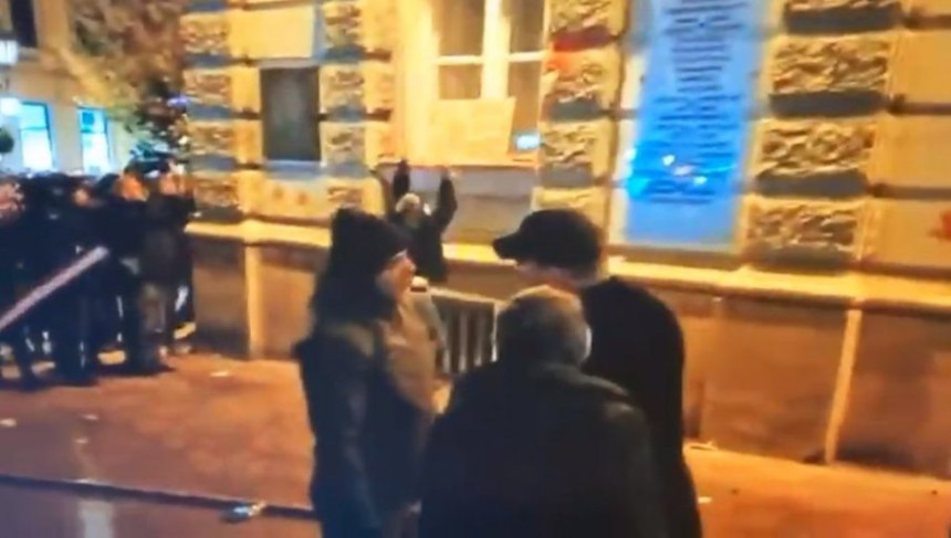 Учесници протеста опозиције гађали полицију каменицама