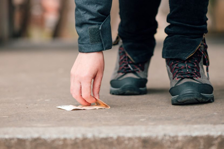 Stolar na parkingu našao 20 dolara, a nekoliko minuta kasnije postao bogataš