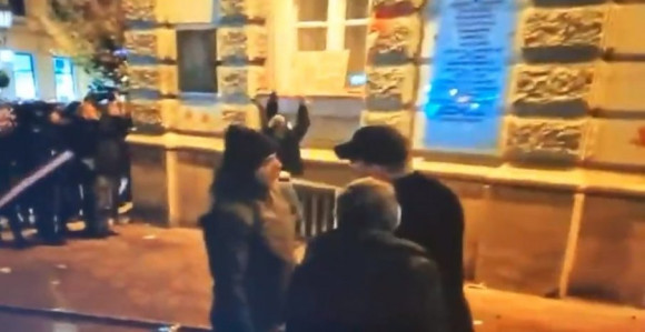 Учесници протеста опозиције гађали полицију каменицама