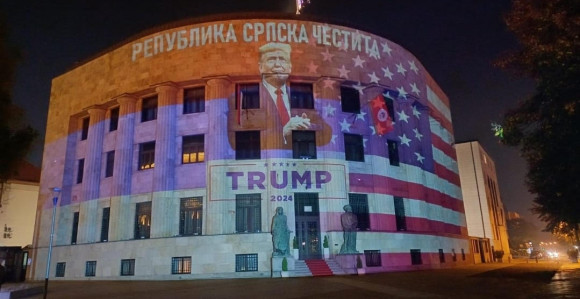 Palata Republike Srpske obasjana američkom zastavom
