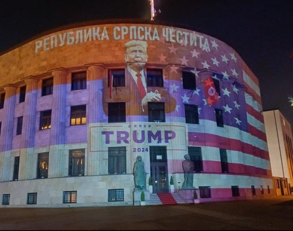 Palata Republike Srpske obasjana američkom zastavom