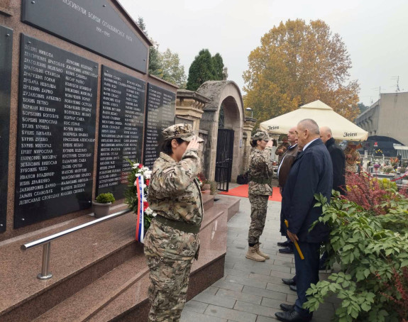 Положени вијенци на споменик страдалим борцима ВРС